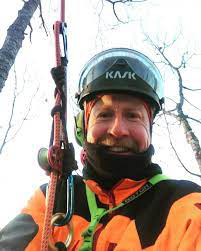 Arboristi hymyilee